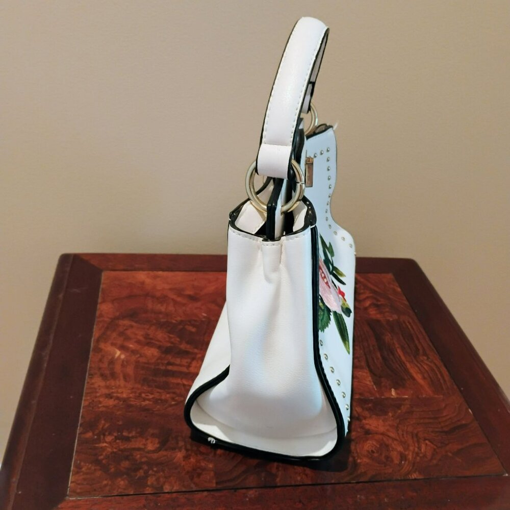 Mellow World White Floral Embroidered Handbag With Gold Tone Hardware - Picture 3 of 10